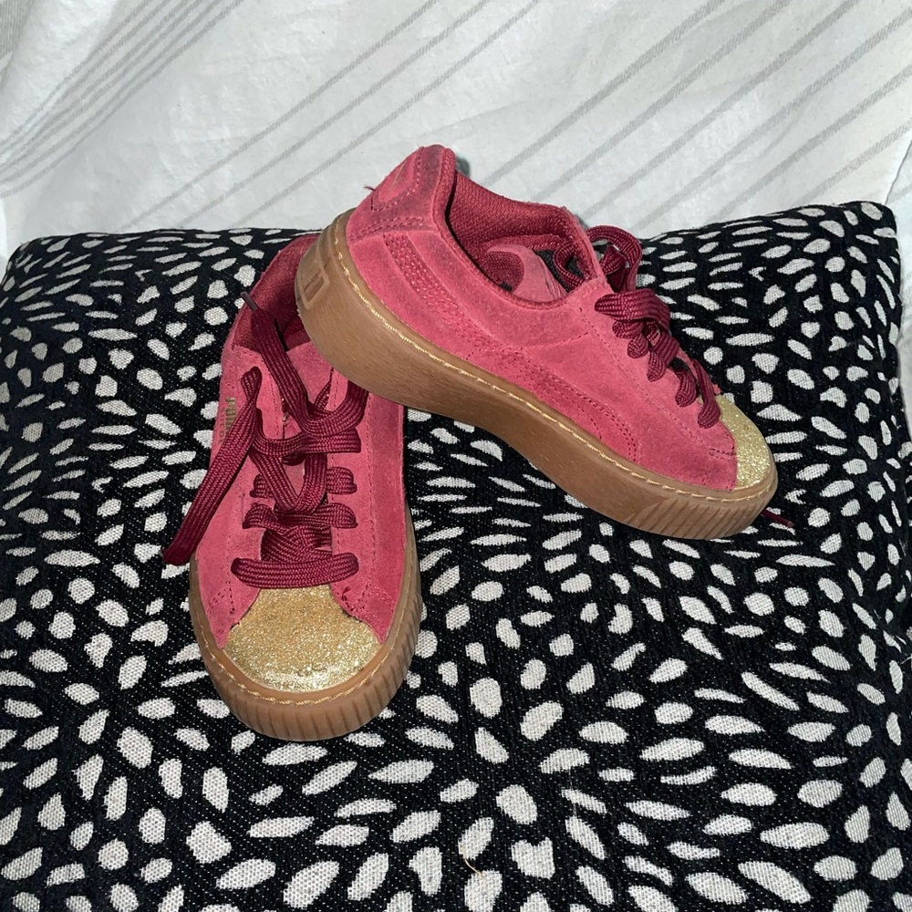 ✏️🎒📚PUMA HARIBO SUEDE SHOES W/ GLITTER GOLD TOE
